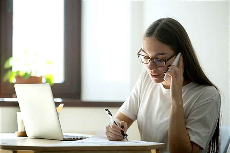 female-worker-consulting-client-phone_1163-3977_800x532